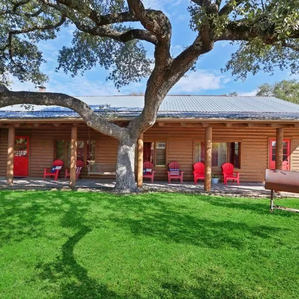 Wimberley Log Cabins Resort and Suites- Unit 2，位于Pleasant Valley Crossing的酒店