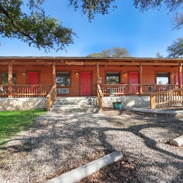 Wimberley Log Cabins Resort and Suites- Unit 8，位于Pleasant Valley Crossing的酒店