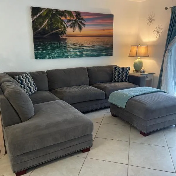 Bright and Beachy 2Bed 1Bath Home - Unit 210，位于可可比奇的酒店