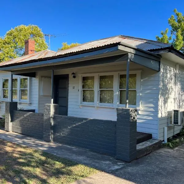 Nilmar Ave - Central Cozy 1950s Wodonga 3br Cottage，位于沃东加的酒店