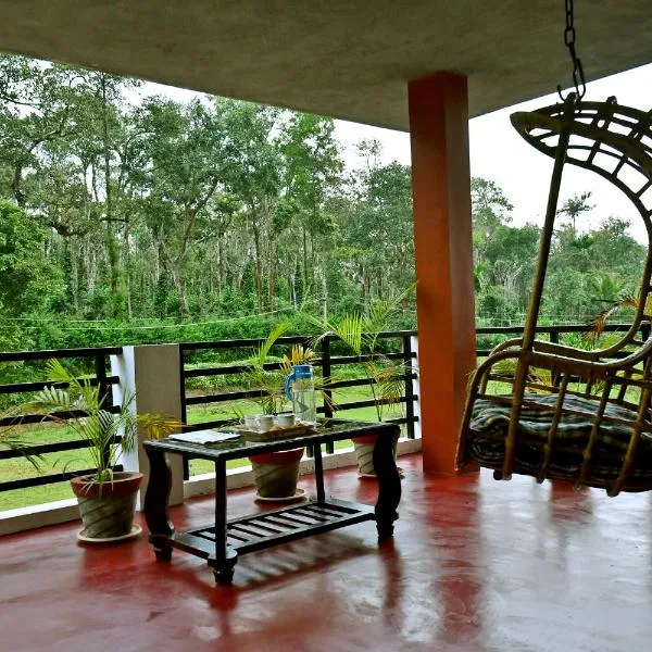 Rainy Cloud Homestay with Balcony, Estate, Home Food，位于Mudigere的酒店