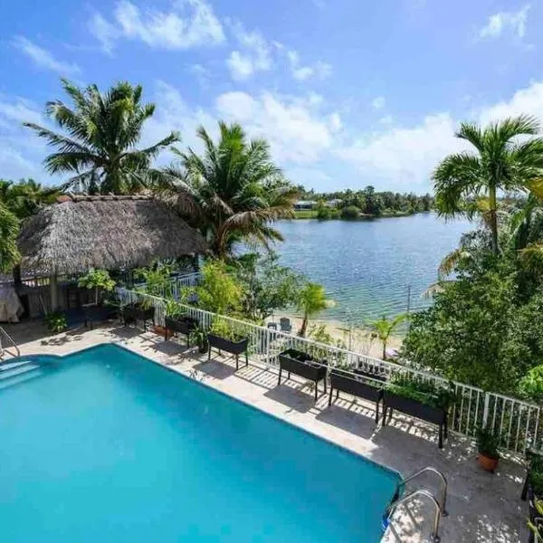 Lakefront Duplex with Pool between Miami & Florida Keys 4 Bedroom 2 Bathroom，位于卡特勒湾的酒店