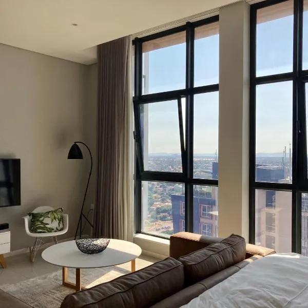 Urban Awe Apartment: iTowers 21st Floor，位于哈博罗内的酒店