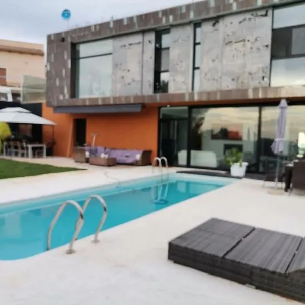 RENACER, Valencia a 30 minutos, Piscina y casa privadas para el huésped, Private pool and house for the guest，位于Villar del Arzobispo的酒店