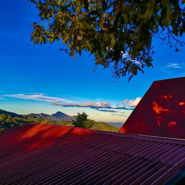Cabaña Monarca – The BEST View in The Area!，位于San Pablo的酒店