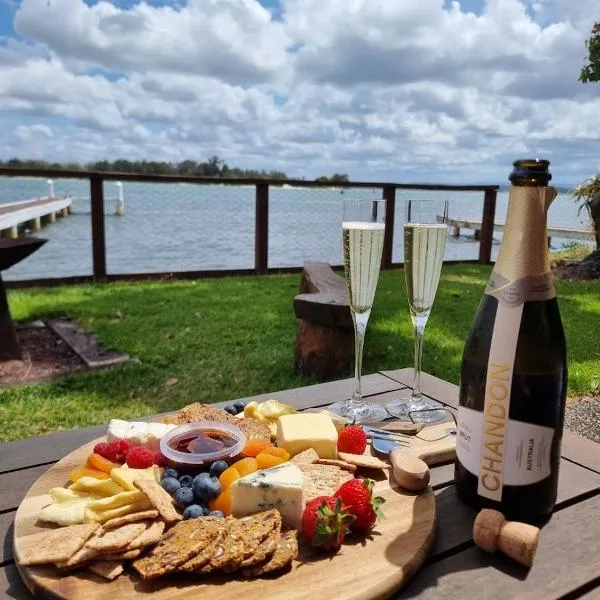 Serenity by the Lake - Romantic Waterfront Couple's Getaway，位于Marks Point的酒店