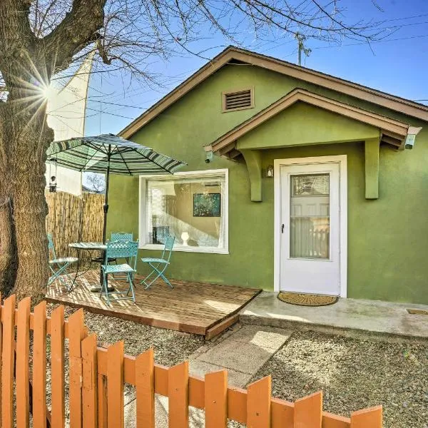 Vibrant Prescott Cottage with Private Backyard!，位于普雷斯科特的酒店