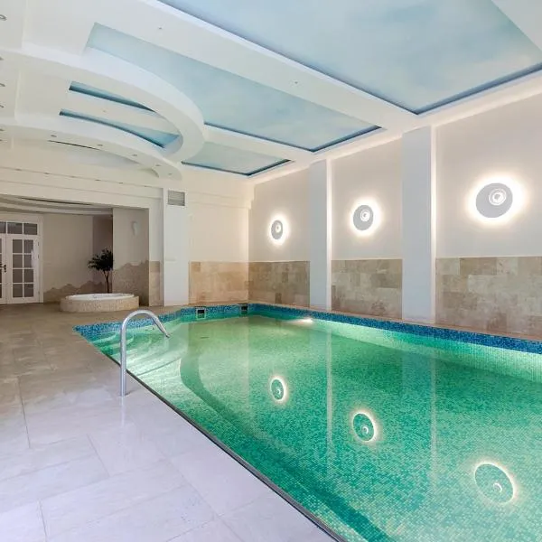 Luxury Villa Pool and Spa，位于Magdalenka的酒店