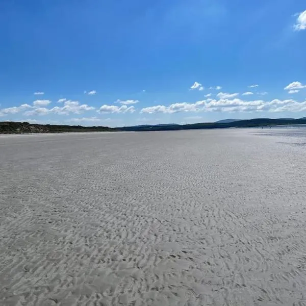 Donegal Beach Cottage with Sea Views, sleeps six，位于Lettermacaward的酒店