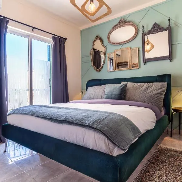 Arty Vintage Townhouse with Rooftop Shower & Sun Loungers，位于奥良的酒店