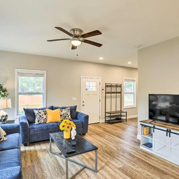 Modern Candler Home with Deck and Yard!，位于阿什维尔的酒店