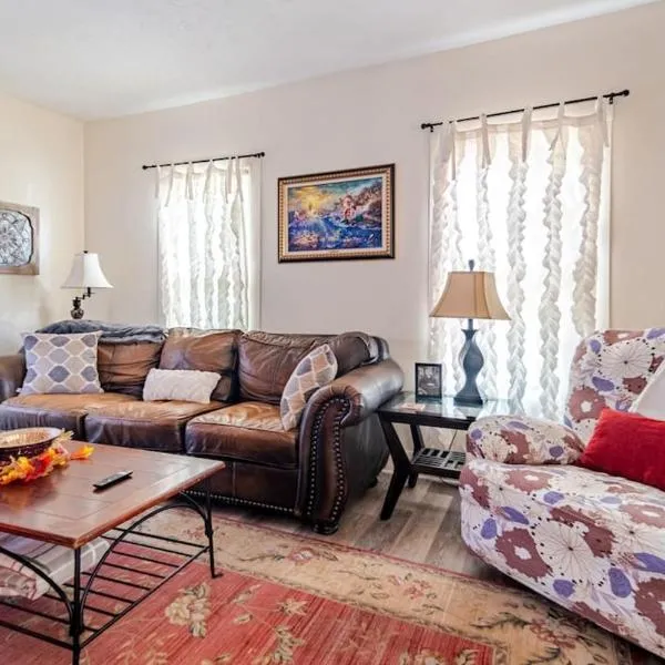 Cottage in the Falls, 3 b, 2 bath, fireplace，位于凯霍加福尔斯的酒店