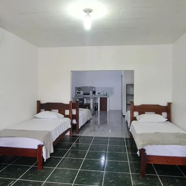 Sleep&Go! Family room - Cabina empresarial en Siquirres，位于Pocora的酒店