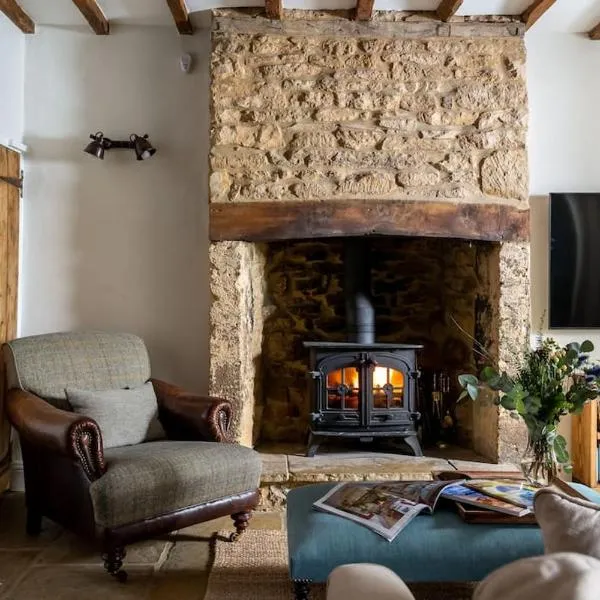 Charming 17th Century Cotswold Cottage，位于Adlestrop的酒店