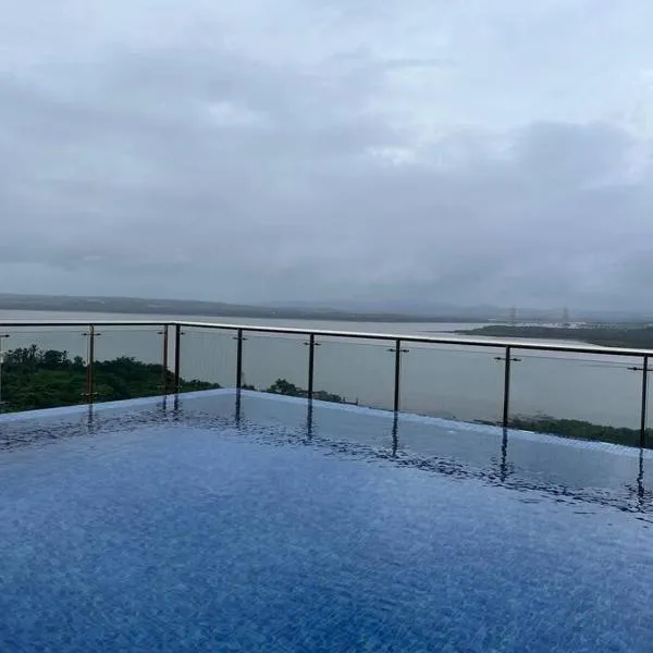Studio Apt with Rooftop Panoramic views @ Dabolim，位于瓦斯科达伽马的酒店