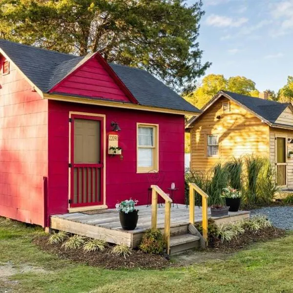 Red House Tiny Home，位于开普查尔斯的酒店