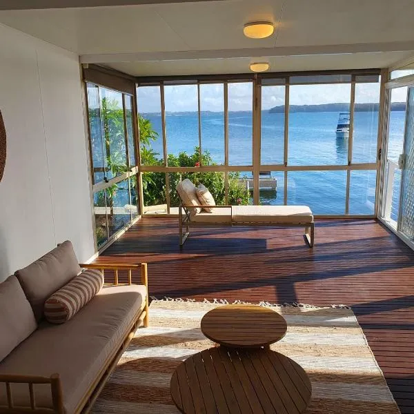 Kabine Waterfront Lakehouse in Sunshine，位于Summerland Point的酒店