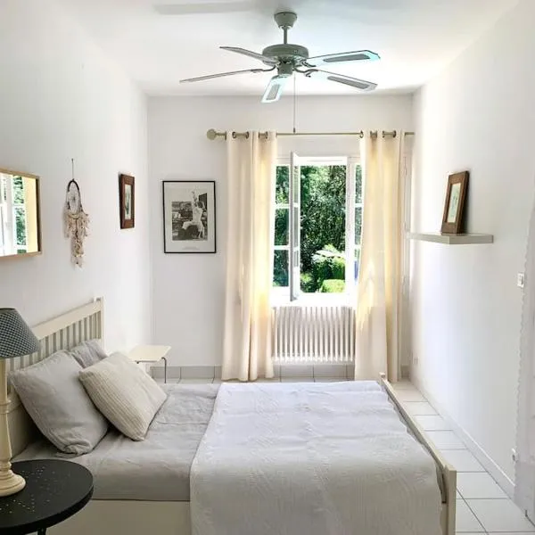 Maison de ville confortable avec piscine，位于蓬的酒店
