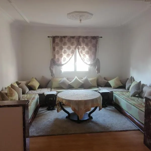 Huge Cozy Apartment，位于Aït Kataa的酒店