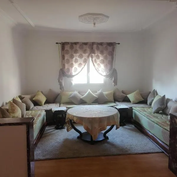 Huge Cozy Apartment，位于拉腊什的酒店