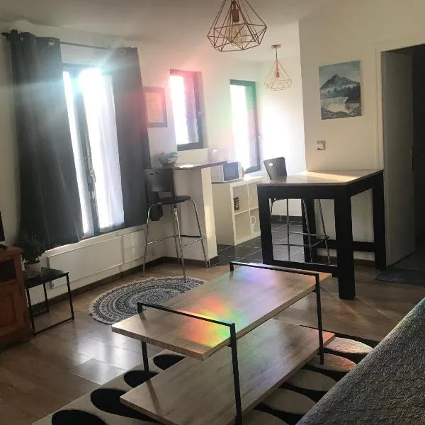 Studio 30m2 sympa à la limite de TOURS，位于圣皮耶尔代科尔普的酒店