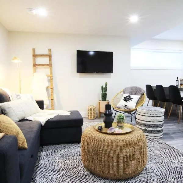 Executive Bsmt Suite, King Bed, 5 min to DT & Whyte Ave, Sleeps 6!，位于埃德蒙顿的酒店