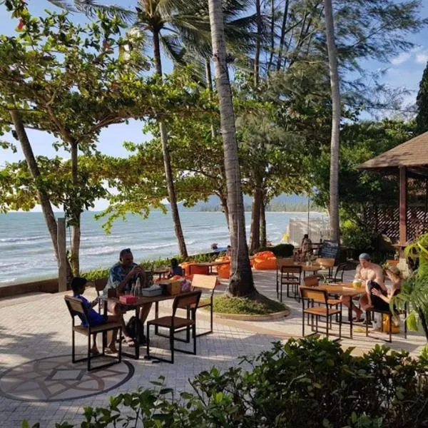 Chill Inn Lipa Noi Hostel and Beach Cafe，位于纳通市的酒店