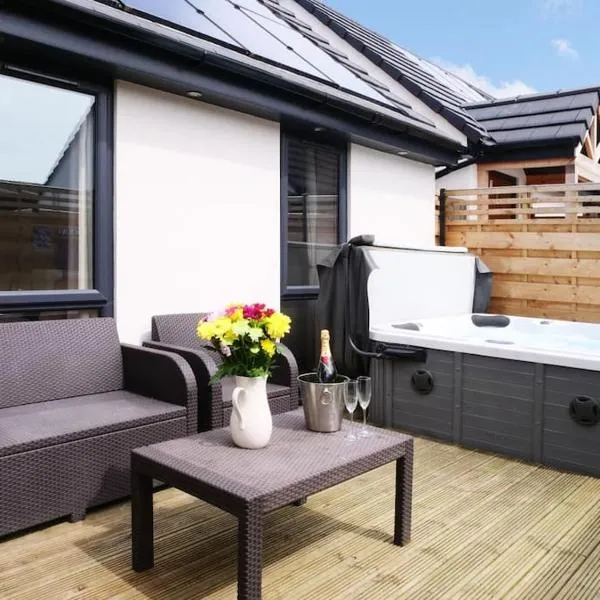 Hoxne Cottages - Daisy Cottage with private hot tub，位于约克的酒店