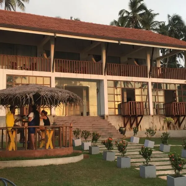 ISAMAR FRONT BEACH，位于Ambakandawila的酒店