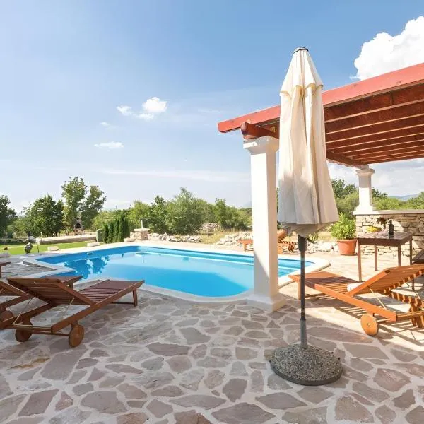 Villa Ivy with perfect privacy, pool, sauna and jacuzzi，位于Lovreć的酒店