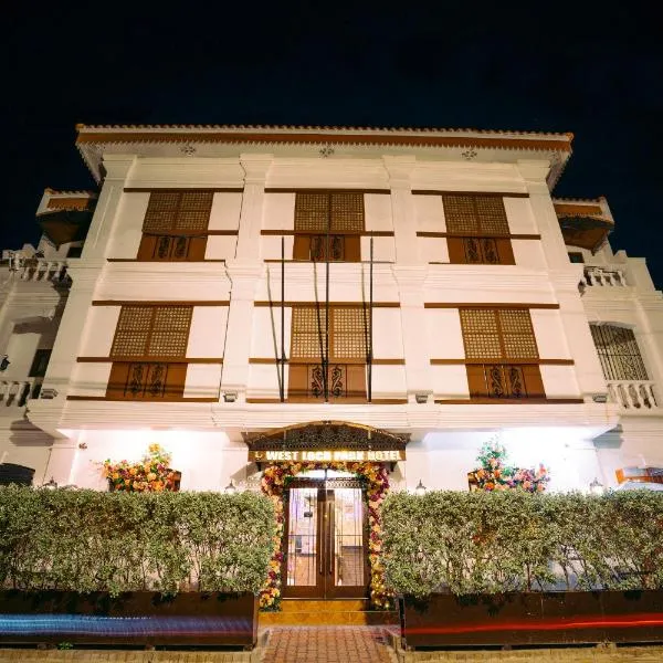 West Loch Park Hotel Vigan，位于Santo Domingo的酒店