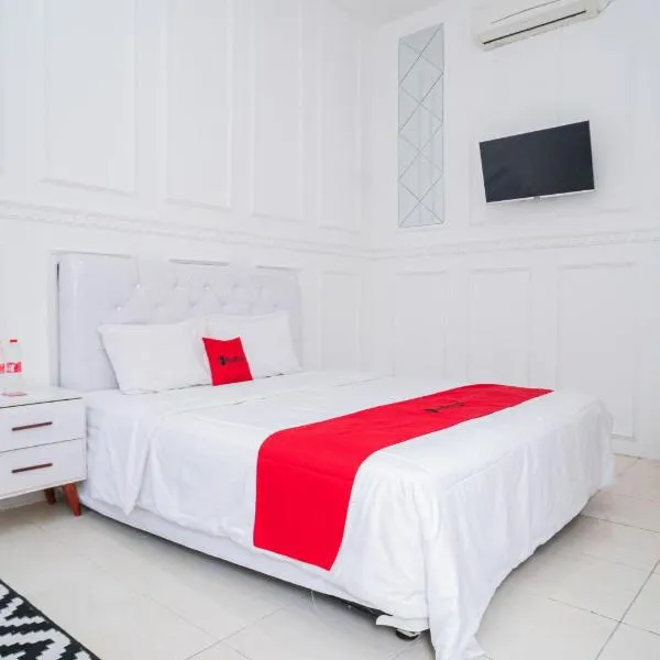 RedDoorz Syariah at Aura Homestay，位于Ponorogo的酒店