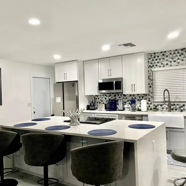 Home in West Palm Beach, FL -Ware，位于西棕榈滩的酒店