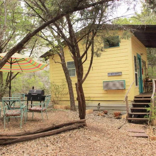 The Mexico Cabin at Creekside Camp & Cabins，位于Spicewood的酒店