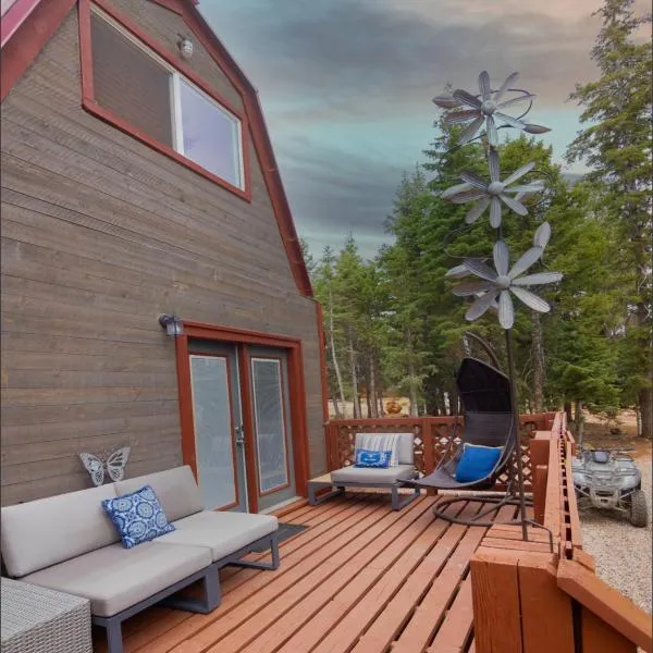 Charming Blue Farmhouse Cabin，位于Panguitch Lake的酒店