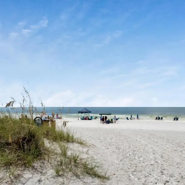 Beachfront Condo II 202A - Out of the Blue，位于圣罗莎海滩的酒店