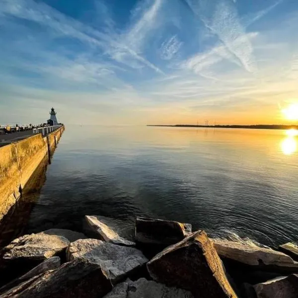Luxe Lodges on Lake Erie，位于多佛港的酒店