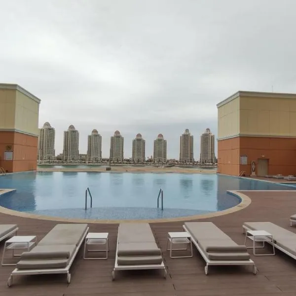 Luxury Apartment by the Sea with Amazing Amenities at Pearl Qatar，位于多哈的酒店