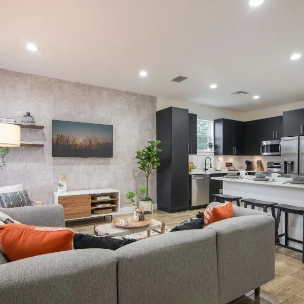 Private Cottage - KING Beds, Brand New, Near Beach, Golfing, Shopping & Restaurants，位于沃思湖的酒店