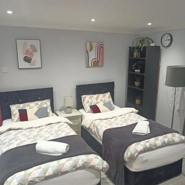 Short Stays Studio in Newport South Wales with Garden Near to Celtic Manor ICC，位于Rogerstone的酒店