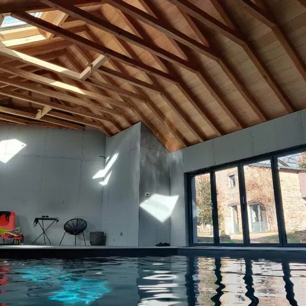 Gîte avec piscine intérieure，位于Salles-la-Source的酒店