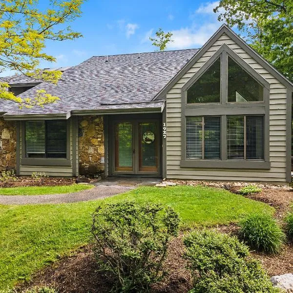 Charming Getaway l recently renovated l Hidden Valley l 4BR+3Bath l Hot Tub，位于萨默塞特的酒店