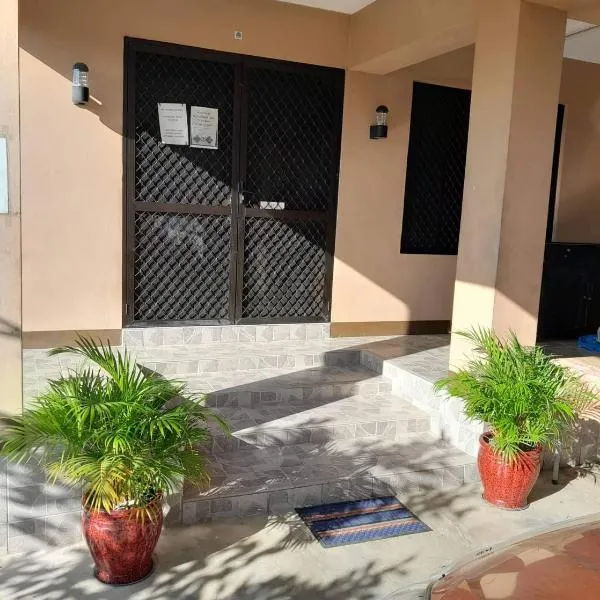 Karans Apartment，位于Varoka的酒店