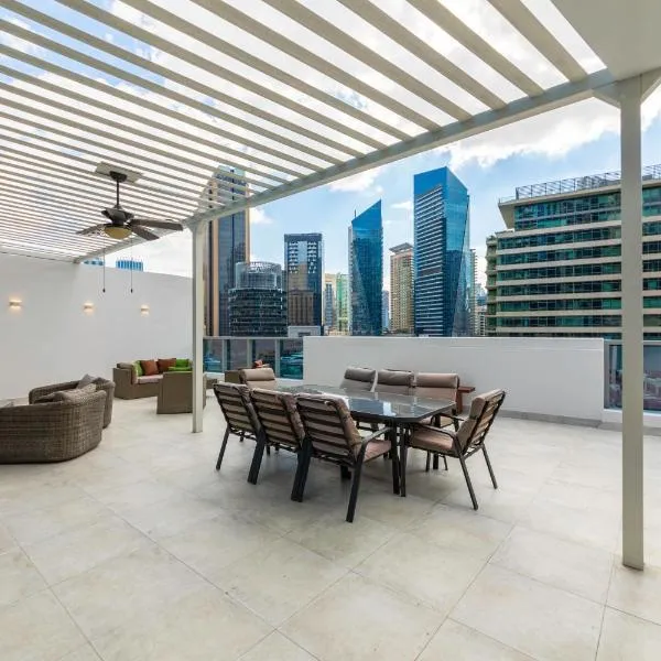 Maison Privee - Stunning 3-Floor Villa with Kids Room & Rooftop Terrace over Dubai Marina，位于迪拜的酒店