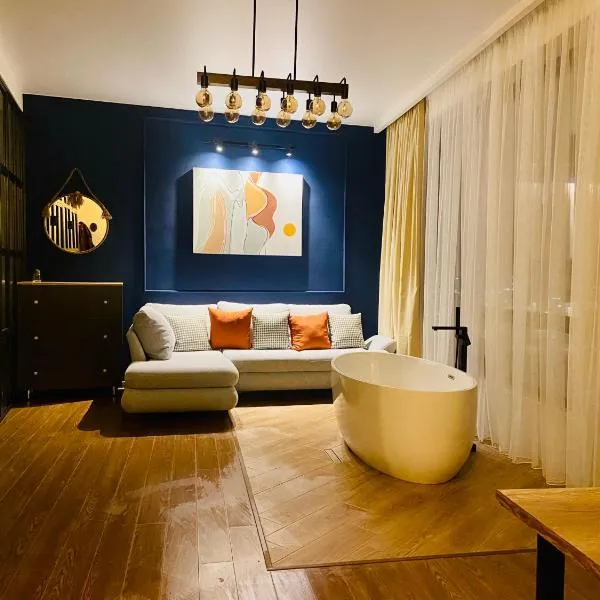LUXURY APARTMENT IN OLD TBILISI WITH TERRACe，位于第比利斯的酒店