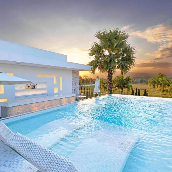 Palm Villa - Award Winning Modern Luxury & Exclusive Villa，位于清迈的酒店