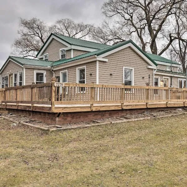 Pet-Friendly Seneca Lake Home with Private Deck，位于Ovid的酒店
