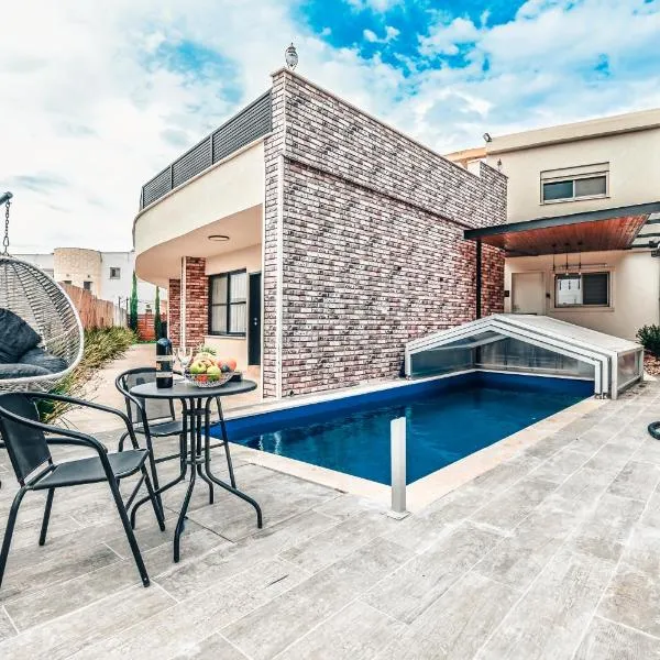 Anil's house - מתחם צימרים עם בריכה מקורה ומחוממת Zimmer with heated swimming pool，位于Dāliyat el Karmil的酒店