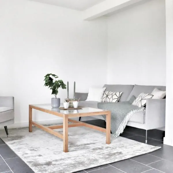 Mysigt hus med kamin och pool，位于图勒科夫的酒店