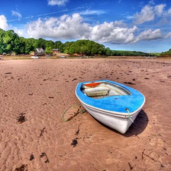 Middle Cottage Sandy Haven Beach，位于Dale的酒店